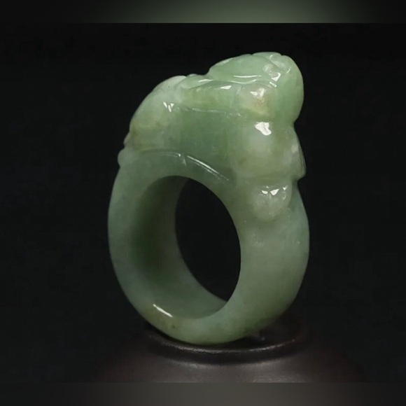 VINTAGE Large Jade Green Ring HandCarved Pixiu Size 11.5 Prosperity Good Luck - Picture 9 of 10